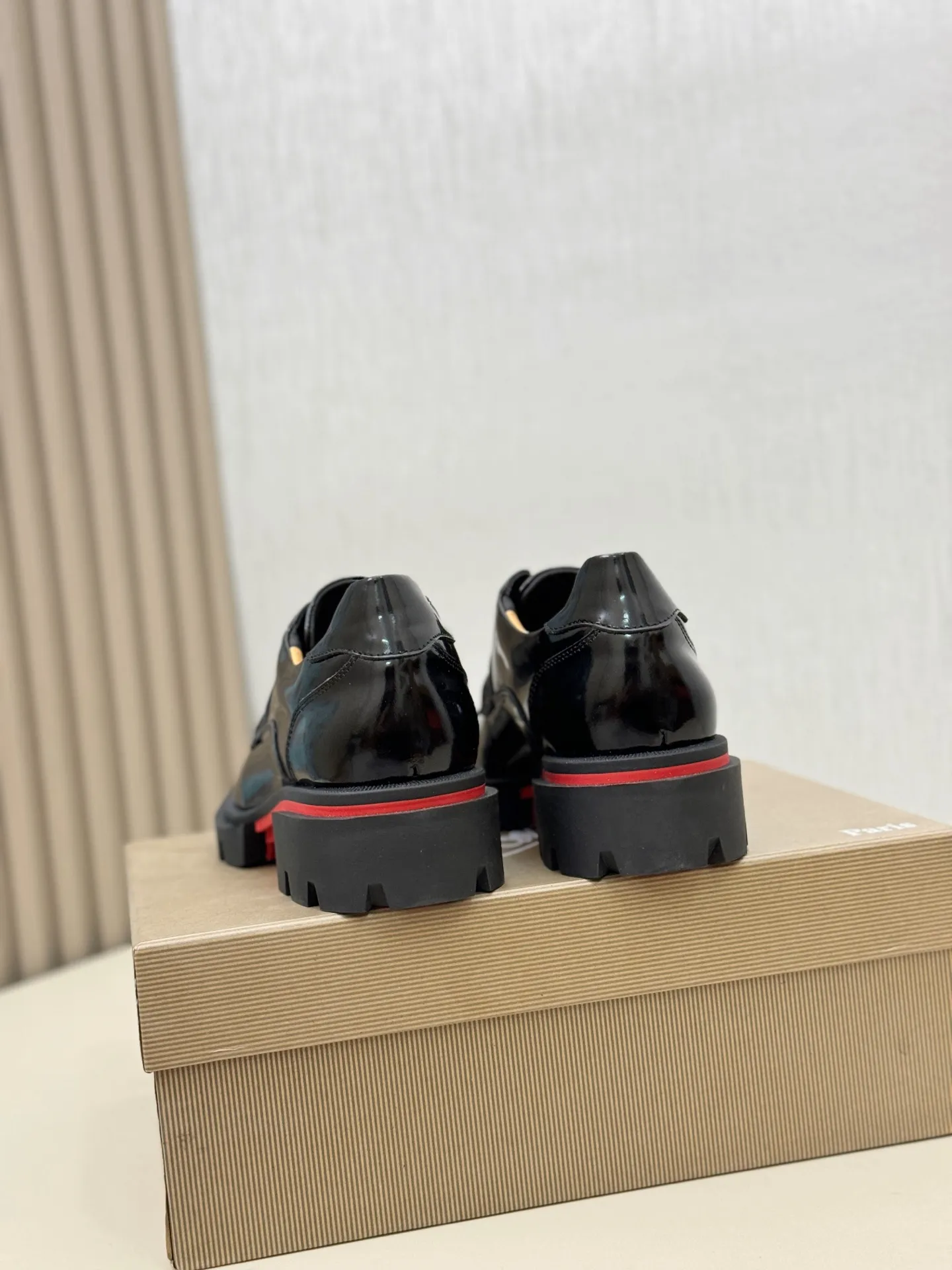 [CL～High-end men’s red-soled shoes] Top P: 880💰. Size: 39-44 (38.45.46 can be customized) 🆑Top original order purchasing agent Imported open-edge bead fabric and water-dyed cowhide inside 🉑️ Imported TPU rubber sole, wear-resistant and non-slip, full of European style.